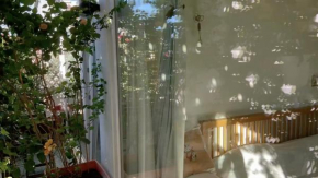 Chambre avec salle de bain privée et balcon végétal à Lisbonne Amoreiras